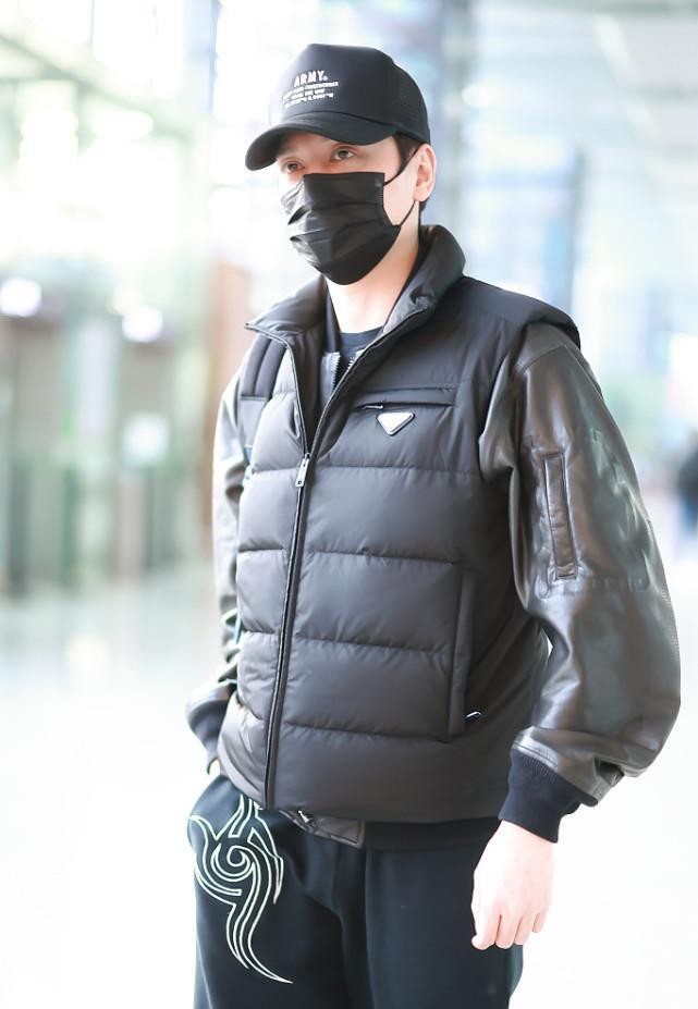 冯绍峰黑色外套搭配蓝色牛仔裤,冯绍峰休闲装穿搭