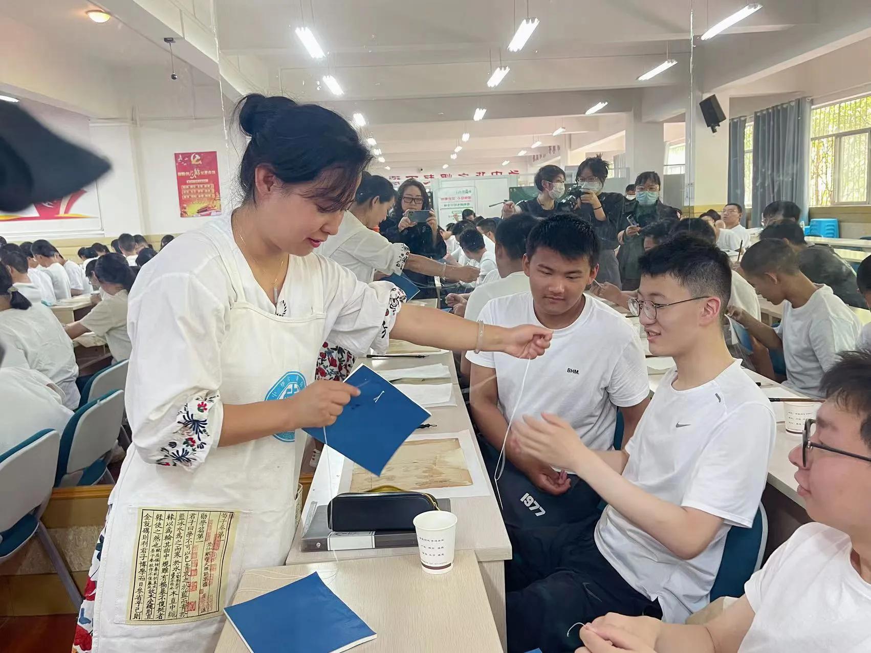 昆明师专附中读书日看书修书装书总动员