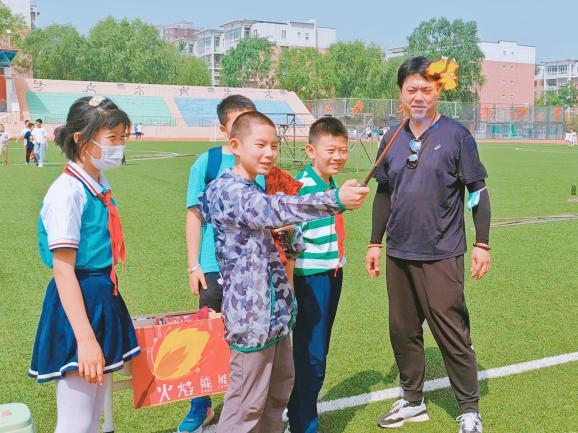 首师大育新华电附中小学部科技节隆重举行