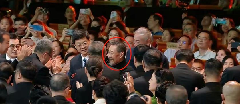 何赛飞获奖后与梁朝伟握手视频,梁朝伟何赛飞金鸡奖