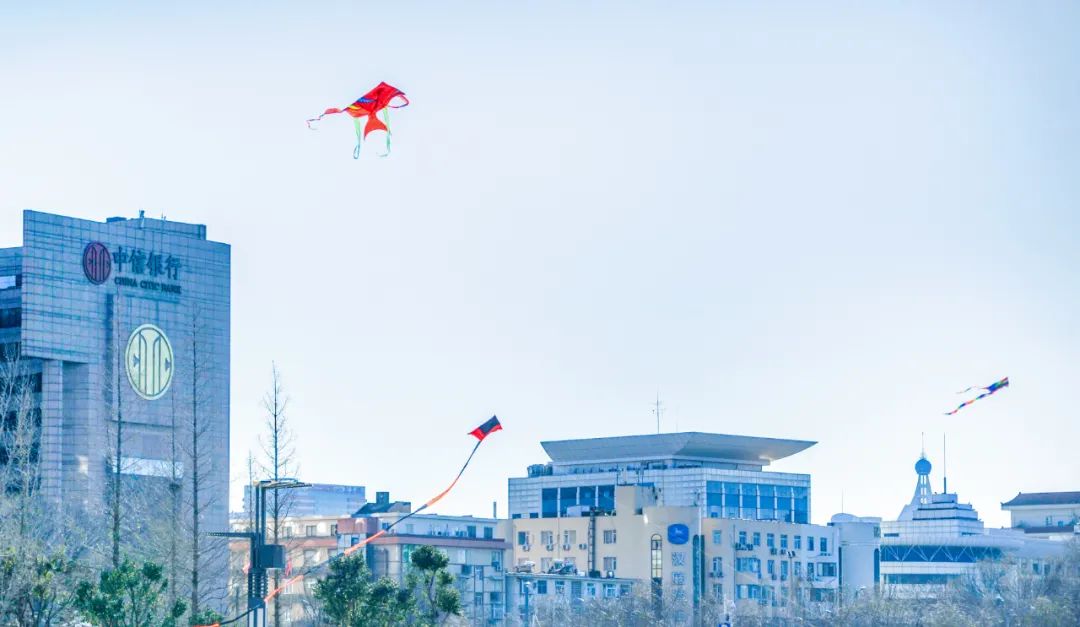 春天的天空是属于风筝的，快收藏济南这些放风筝的好地方！