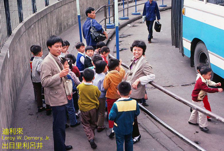 八十年代的上海老照片,踩在东海沿岸闪耀着无与伦比的繁荣骄傲
