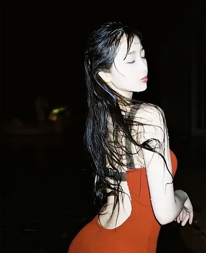 女明星晒泳装照引质疑,明星泳装照引热议