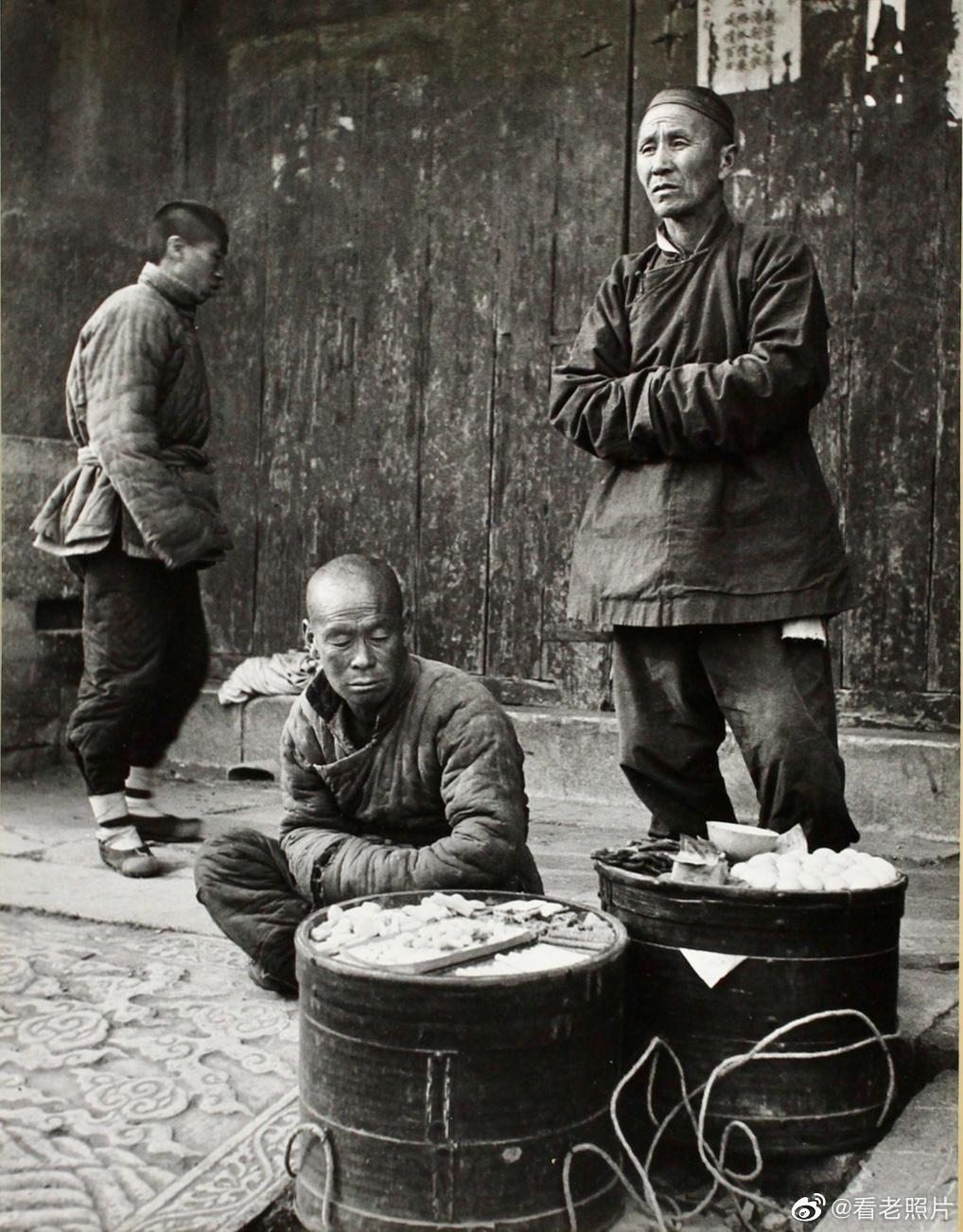 女子身着日本侵华军装露脸,女子穿日军军服拍照被抓