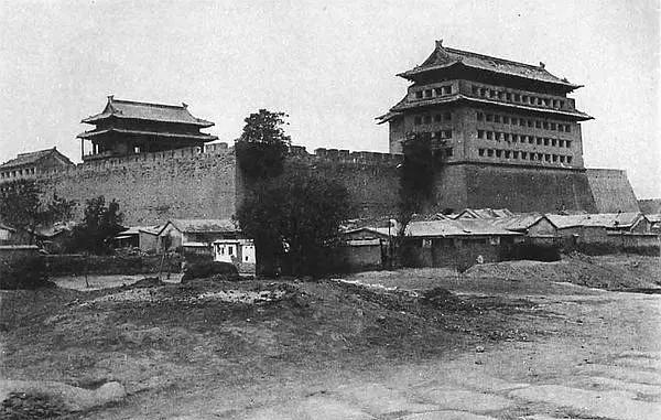 30张老照片展现拉脱维亚利堡妇女儿童被迫*光脱**受辱场景!