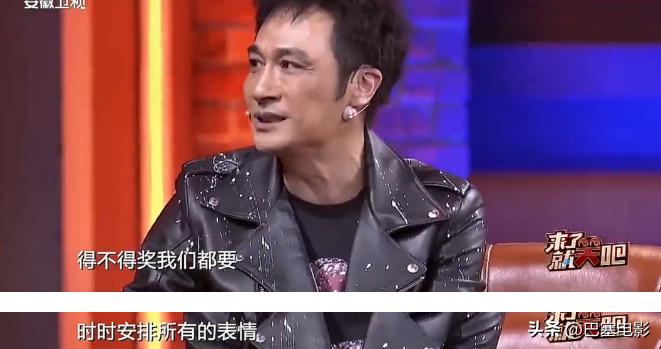 赵丽颖眼睛发炎上台领奖侧面照片,赵丽颖领奖神图高清照片