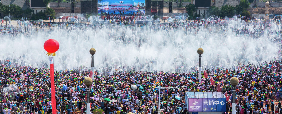 泼水节被撕扯雨衣当事女生发声,泼水节女子被撕扯雨衣官方回应