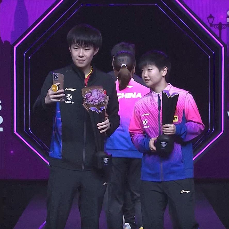 孙颖莎王楚钦新乡夺冠时刻,新乡世界杯决赛王楚钦孙颖莎领奖