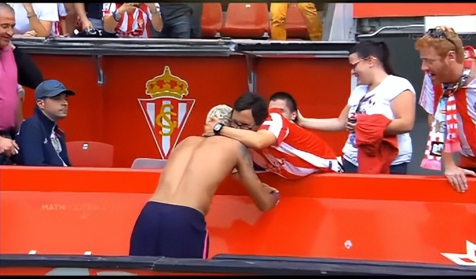 内马尔进球为白血病男孩跳舞,内马尔学患病孩子进球跳舞