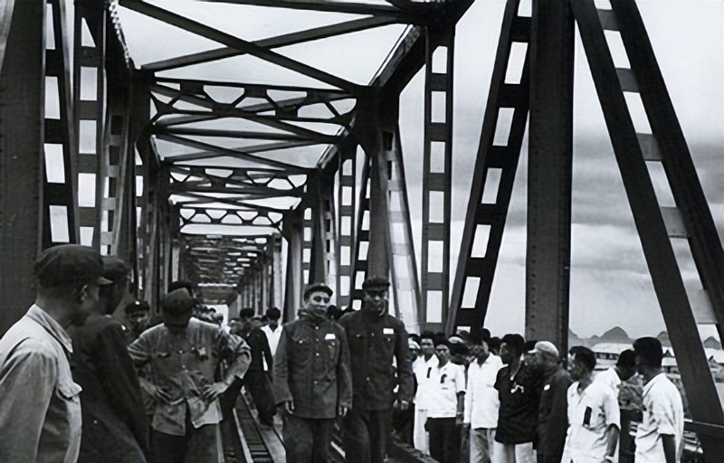 开国将军*震王**找县长办事，却被铐起来辱骂，县长表示：这我说了算