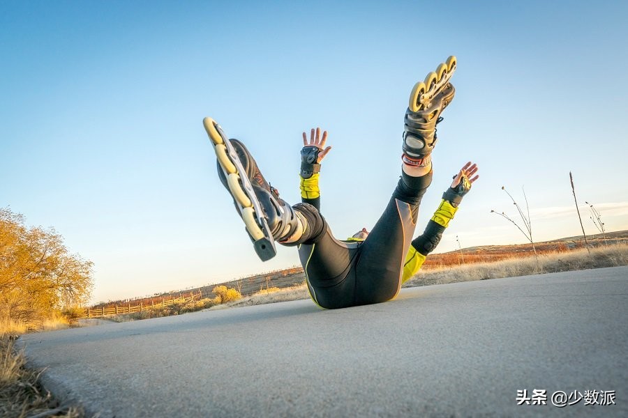 轮滑初学入门教程小孩,轮滑运动如何科学入门