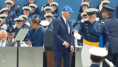 拜登承认戴呼吸机睡觉，健康亮红灯？败家子亨特认罪又惹*麻大**烦！