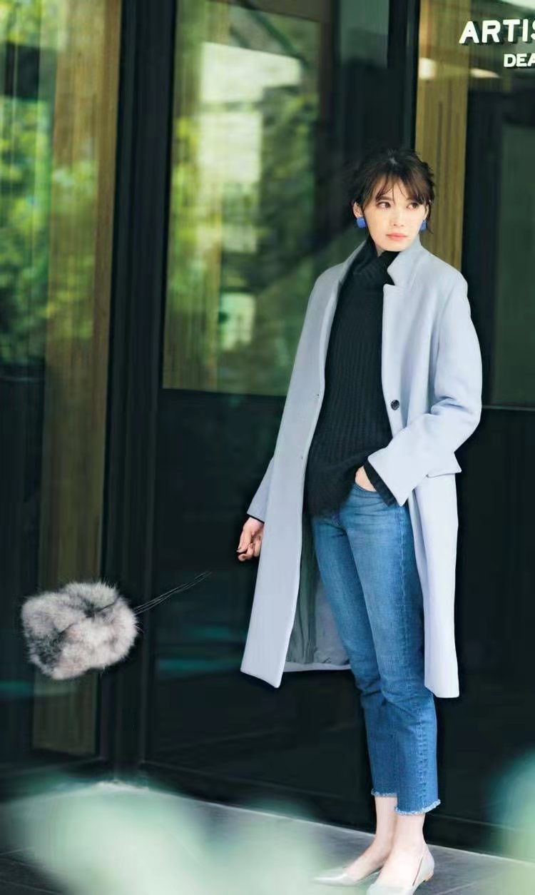 卫衣式毛衣怎么搭配羊绒大衣,棉衣卫衣毛衣时尚搭配御寒不臃肿