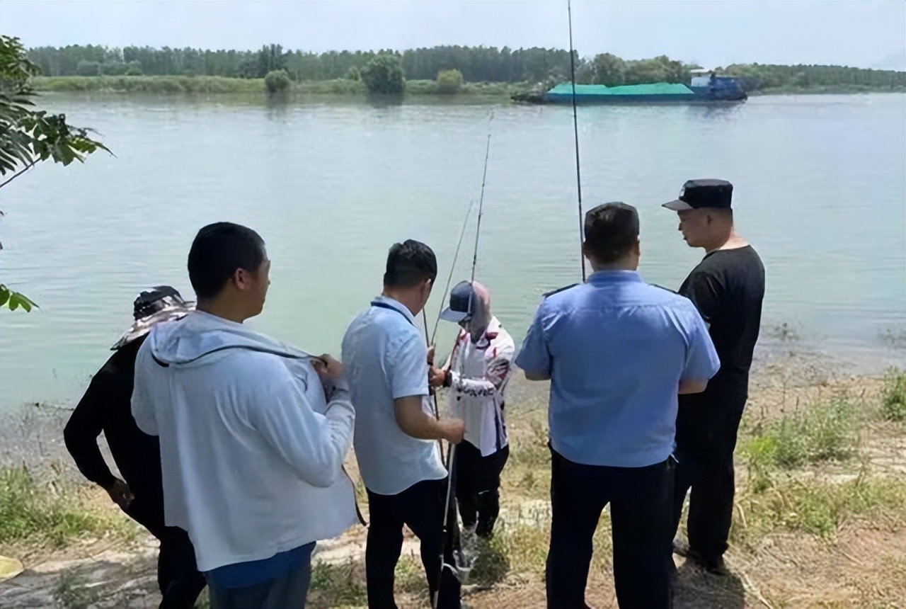 钓鱼被收鱼竿怎么处理,河边钓鱼被没收鱼竿拍照处理