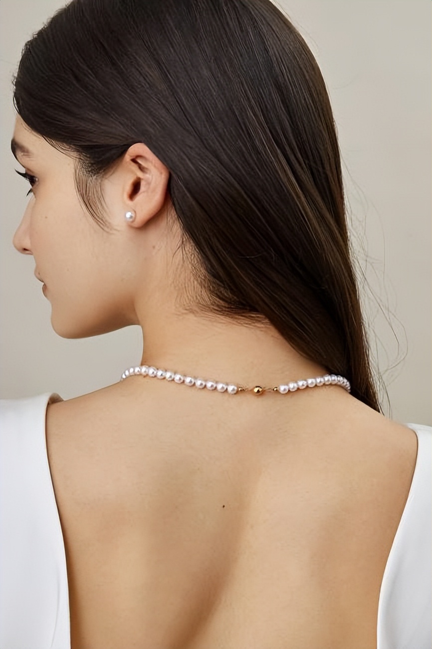 英国女王的珍珠项链是海水珍珠吗,英国女王都有哪些珠宝首饰呢