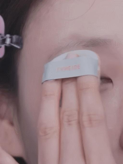 为什么画完眼影感觉眼睛变小了,什么人不适合亮闪眼影