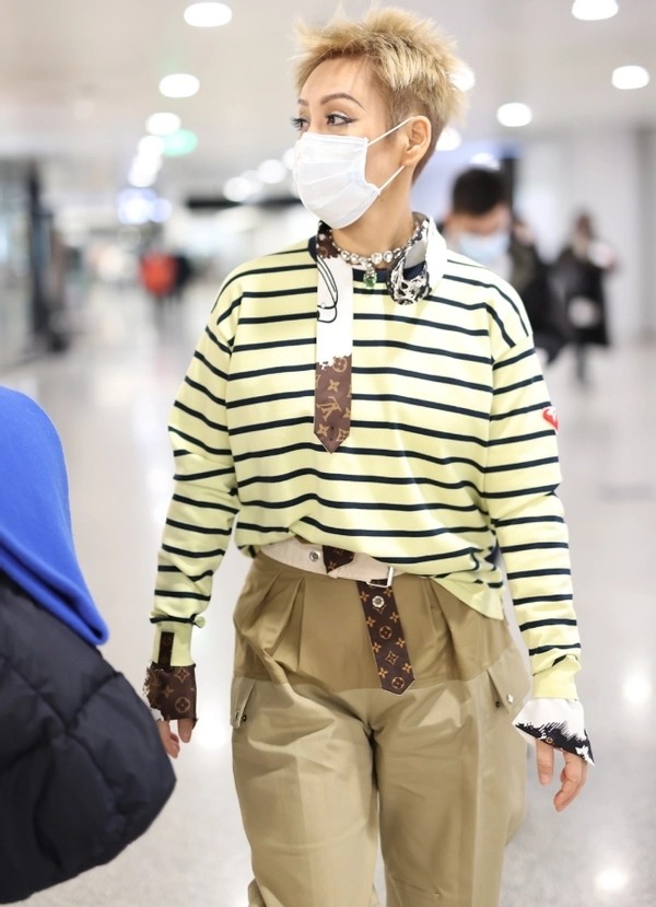 宁静大胆穿搭系列,48岁宁静的穿搭