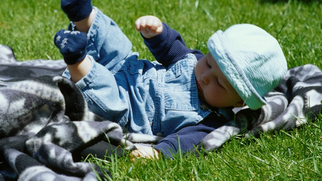 婴儿摔了头怎么判断严重不严重,宝宝摔了脸之后怎么判断有没有事