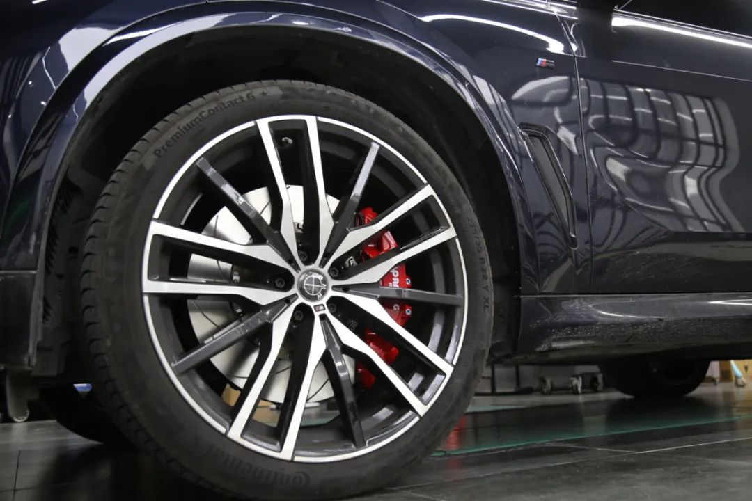 宝马x5拆刹车盘视频,宝马x5红色卡钳和蓝色卡钳的区别