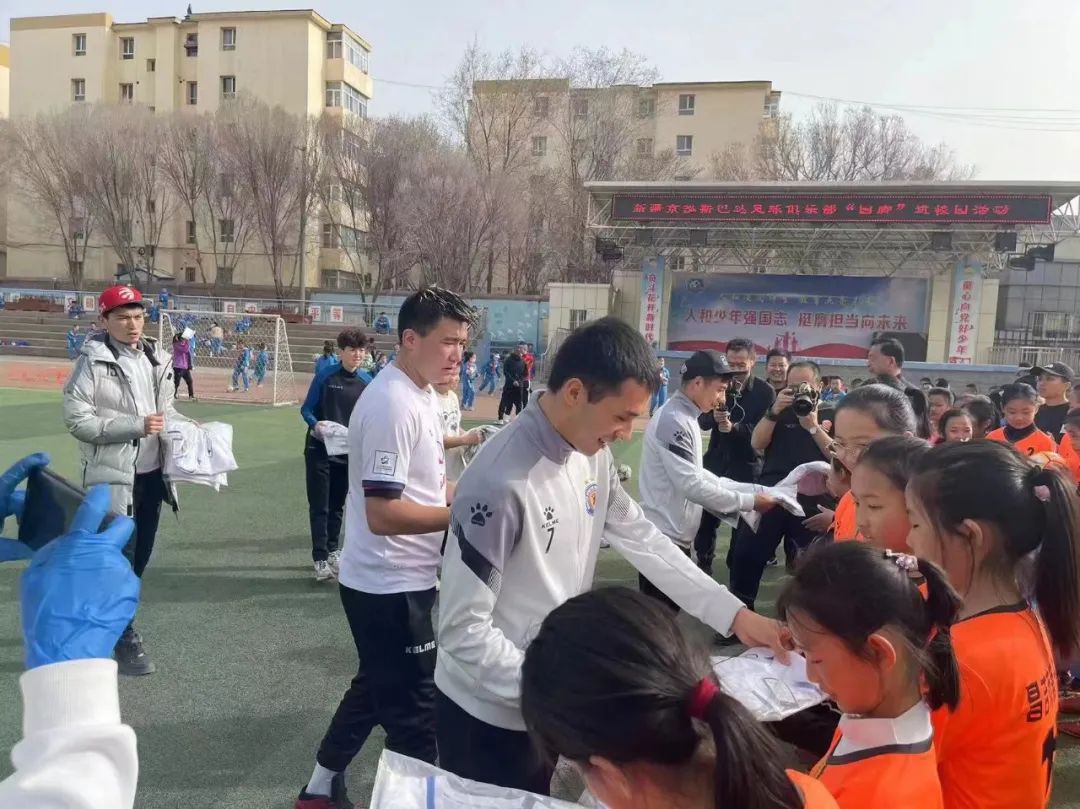 国脚、企业齐助力资助全疆30所中小学百万足球装备