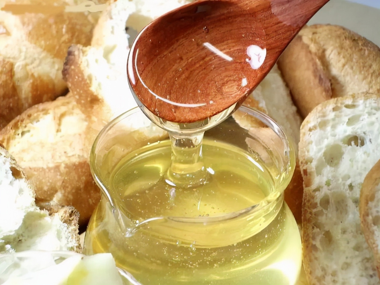 如何区分蜂蜜是纯的还是勾兑的,市场上的假蜂蜜是用什么勾兑的