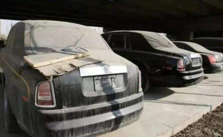 北京大院变“豪车坟场”，豪车成林，挂牌也没人敢开