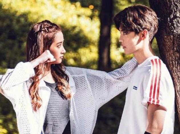 鹿晗关晓彤自交往以来备受争议,鹿晗关晓彤公开恋情前的回顾