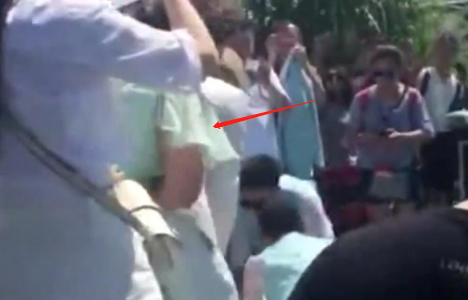 24年来守护着4个兄妹,最后却一个都留不住,何炅老了,都结束了