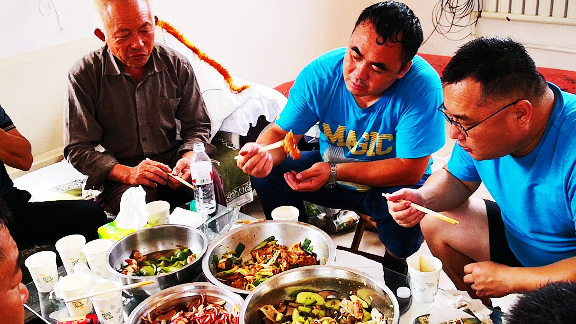 下雨天，朋友买来一套猪下货，鲜香美味，都是硬货，朋友们吃美了