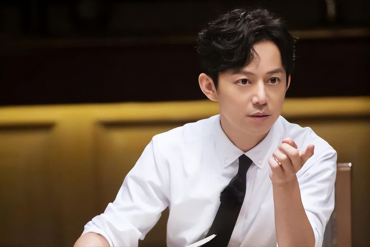 男生发际线秃适合剪什么头发,男生发量少发际线高适合什么烫发