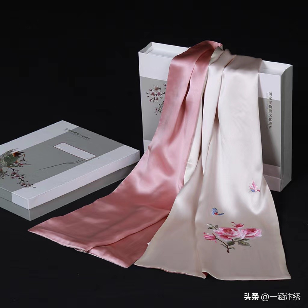 给外国朋友带中国风的礼物比较好,出国适合带的小礼物