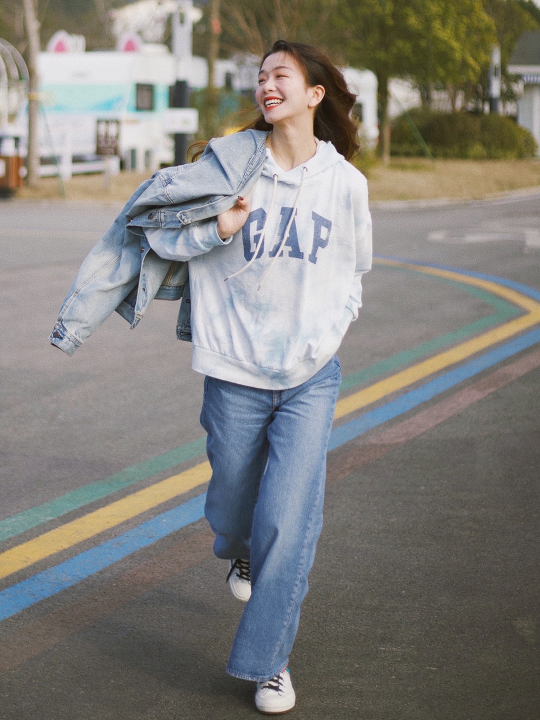 不得不说，今年的上衣、裤子还是“塞腰”更洋气，谁穿谁瘦