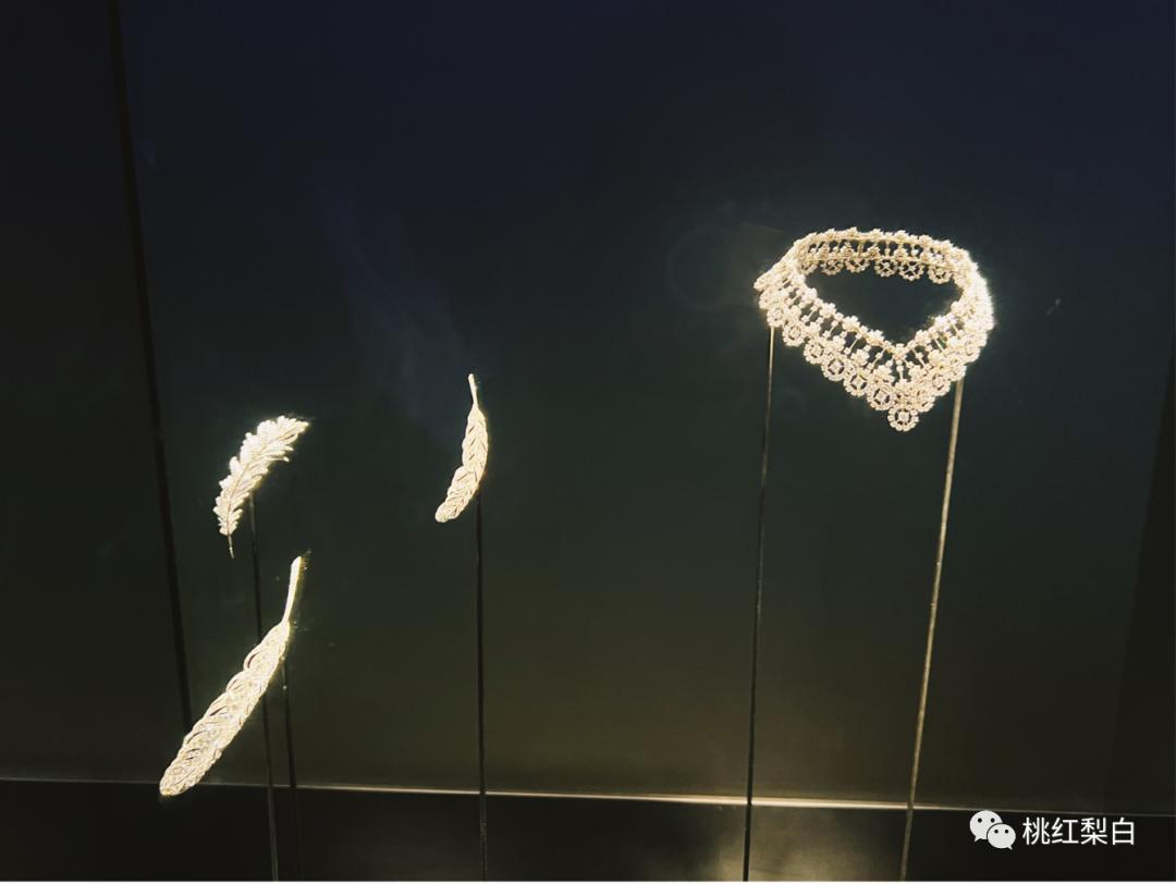 温莎公爵夫人珠宝展出,温莎公爵夫妻视频