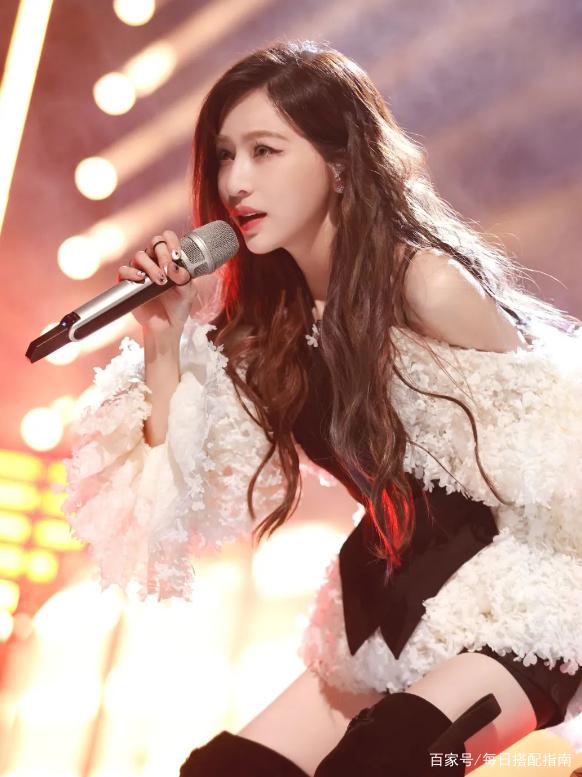 头发多的短发怎么扎头发好看,短发怎么扎头发好看又简单又减龄