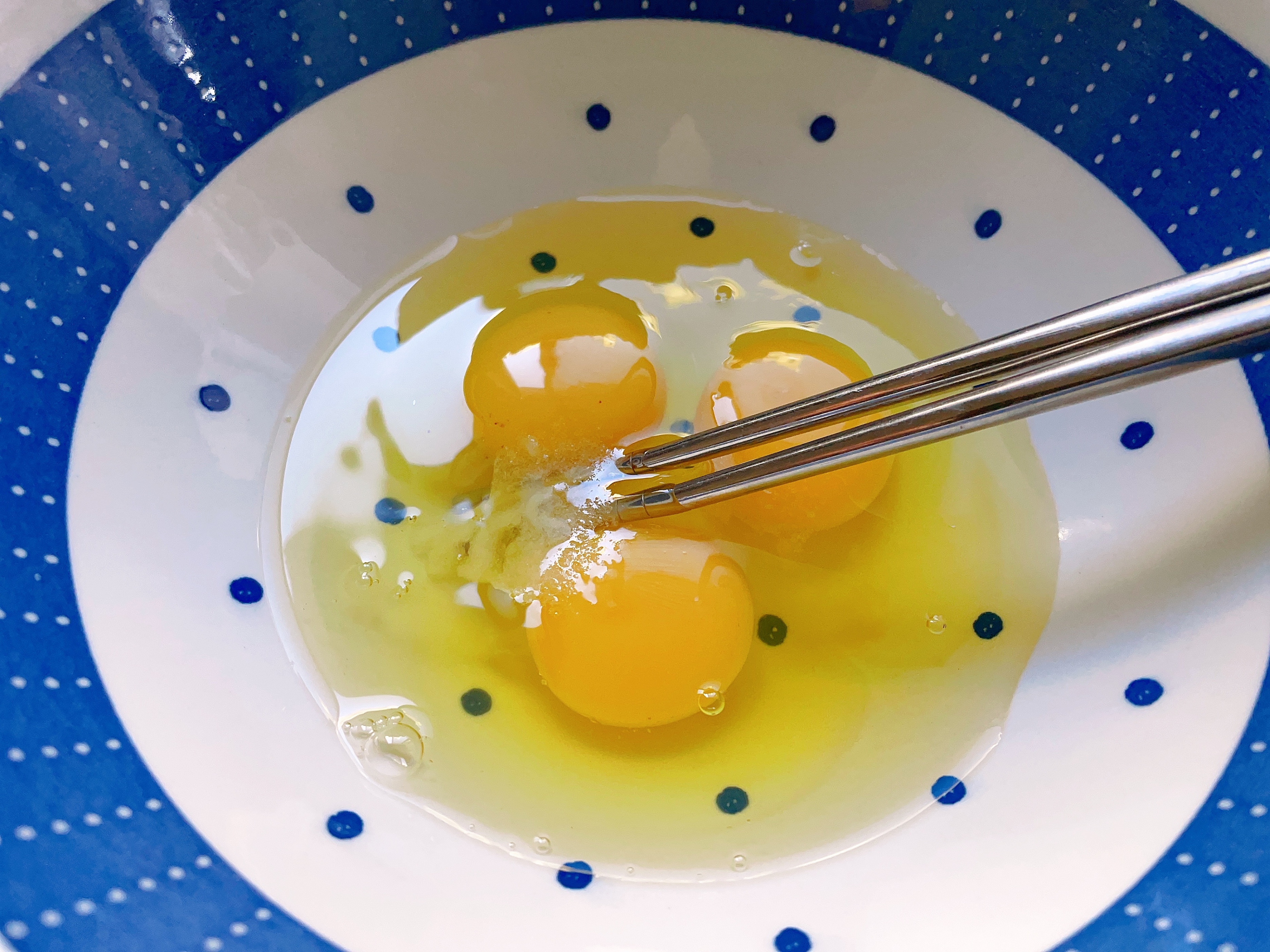 鸡蛋买回家有脏东西怎么存放,鸡蛋放在家里能保存多久