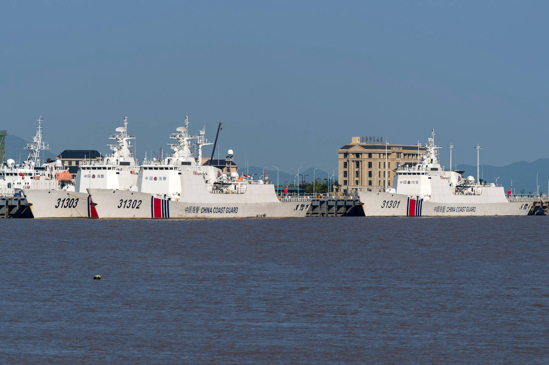 日本船只强闯我*鱼岛钓**领海，中方强力出手将其驱离，日方抗议无效