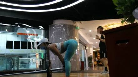 鍋ヨ韩涓嶈瀵圭潃闀滃瓙,鍋ヨ韩璇峰嬁鎵撴壈鍥剧墖