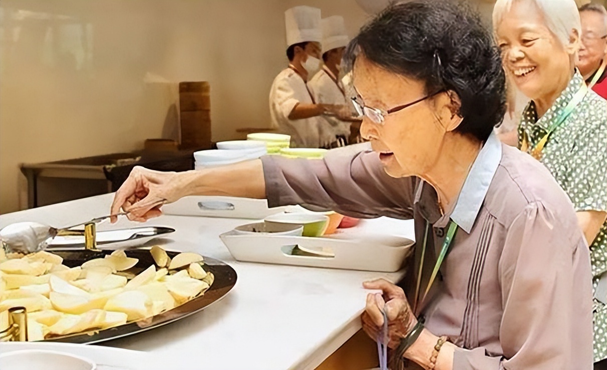 西安九旬老人酒店养老,西安九十岁奶奶住酒店养老