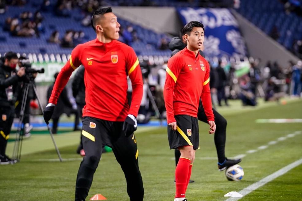 于大宝摊手戴伟浚，为什么不回传？因为戴伟浚知道当时中国队落后