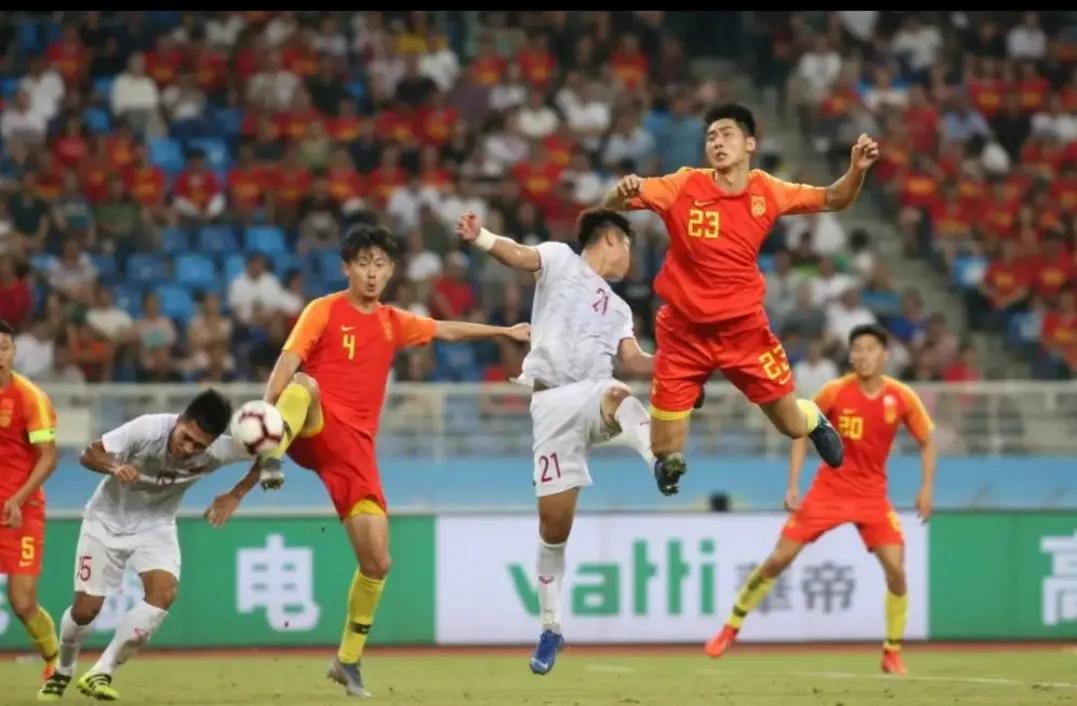 十四亿人怎么挑不出十一个人去踢球呢？网友：国足的水好深啊