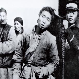 日军日记：半夜偷袭了村庄，为实施惩戒，我将*雷手**塞入女人*体下**中