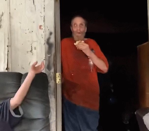 美国家族*伦乱**三代：*亲近**结合导致后代残障，无法说话只能犬吠