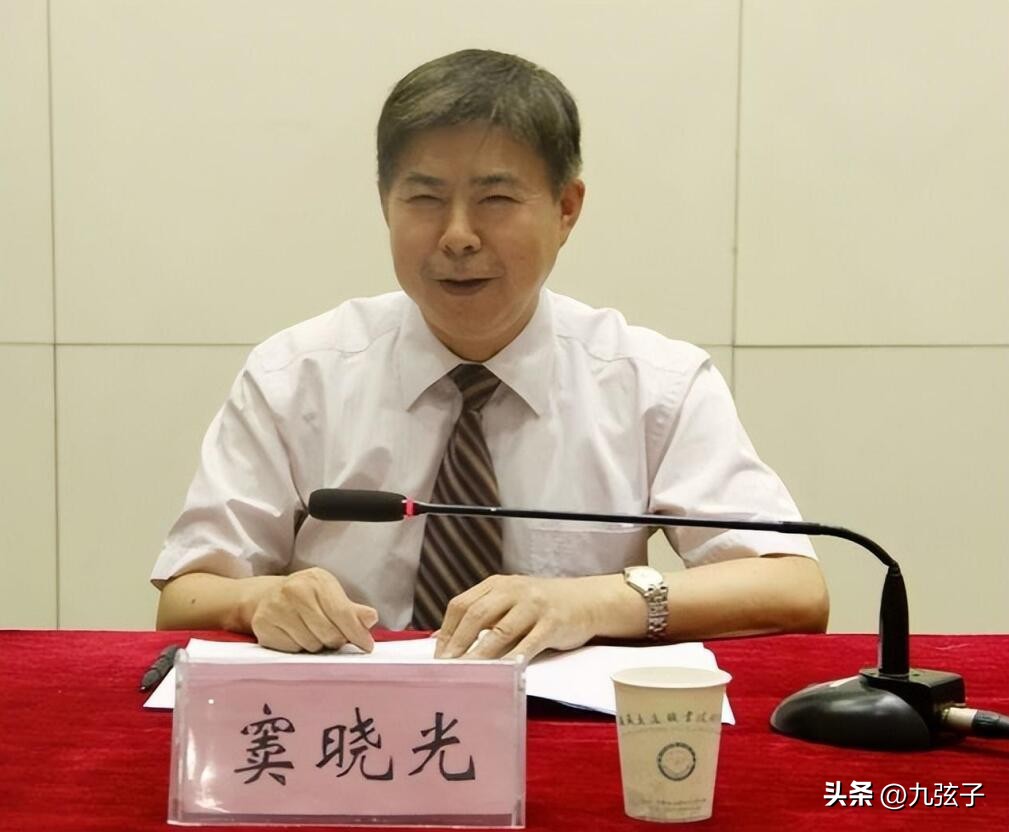 要求“性贿赂”，长期*养包**几个*妇情**，好色校长窦晓光的荒唐人生