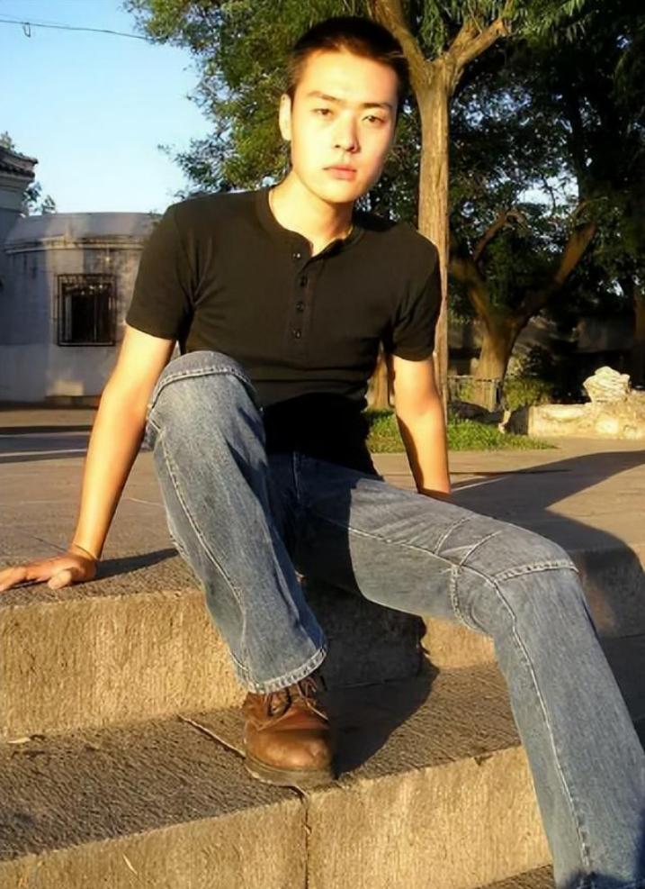 演员张桐：留学时穷得吃狗粮，曾多次自杀未遂，女友陪他走出低谷