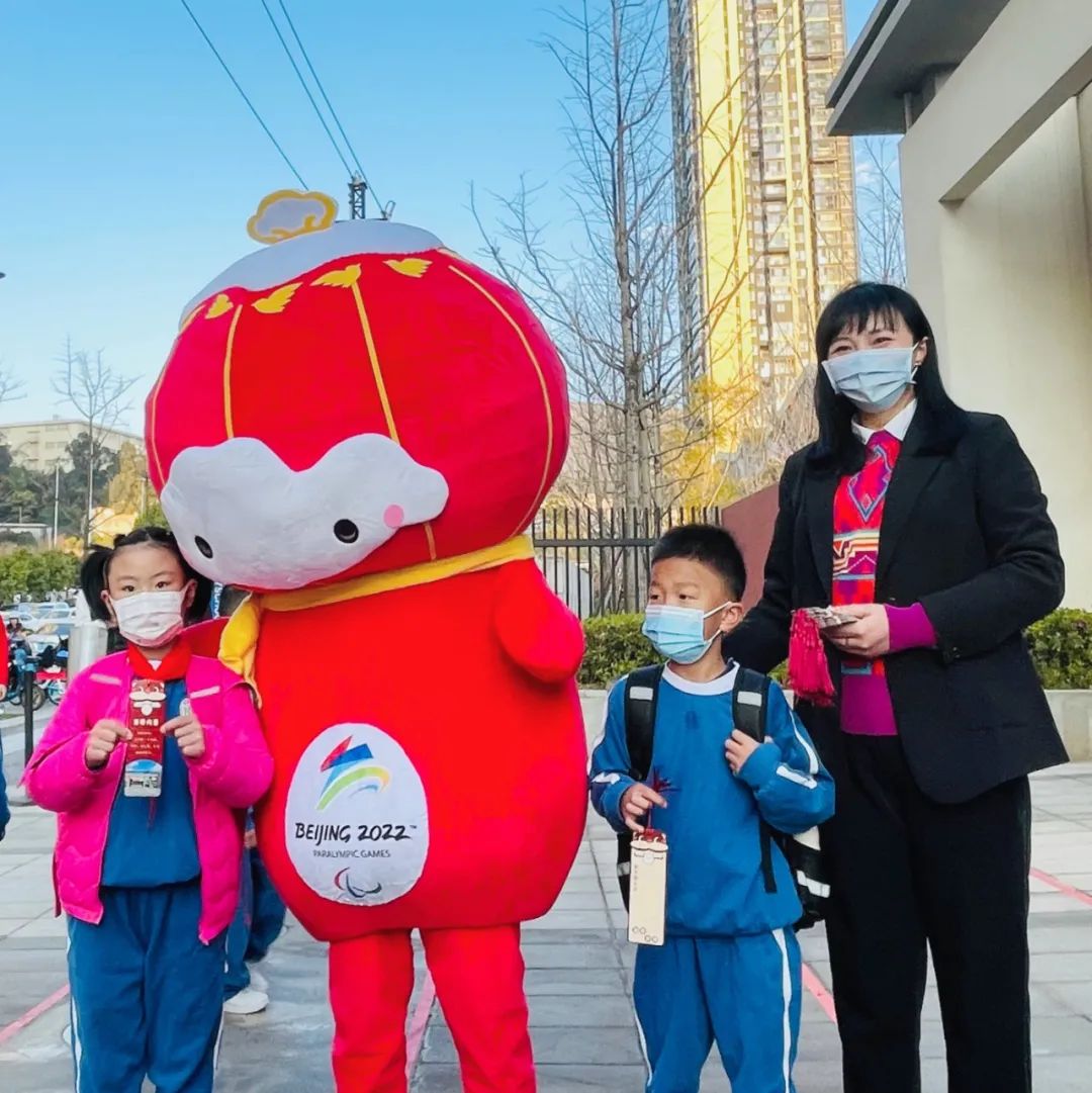 开学季校园展示打卡,开学啦冰墩墩小学生积极向上图片