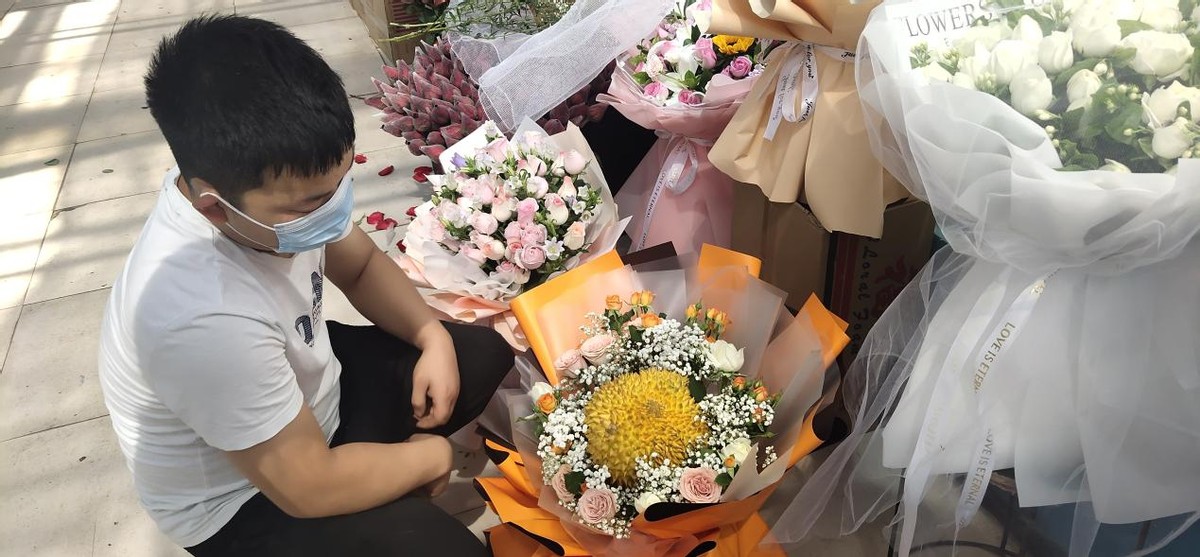 “5·20”鲜花市场:钢丝球花束、香烟花束演绎“来自郑州的浪漫”