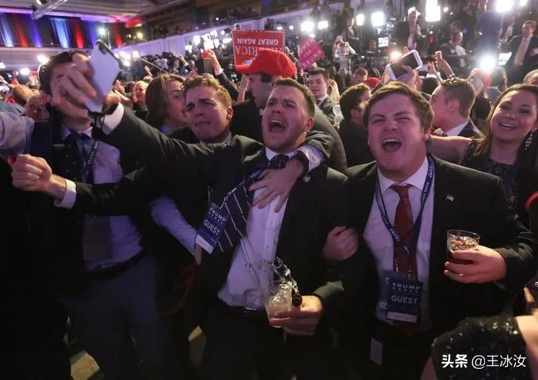 惨败给特朗普的那个夜晚，不服气的希拉里是如何熬过来的？