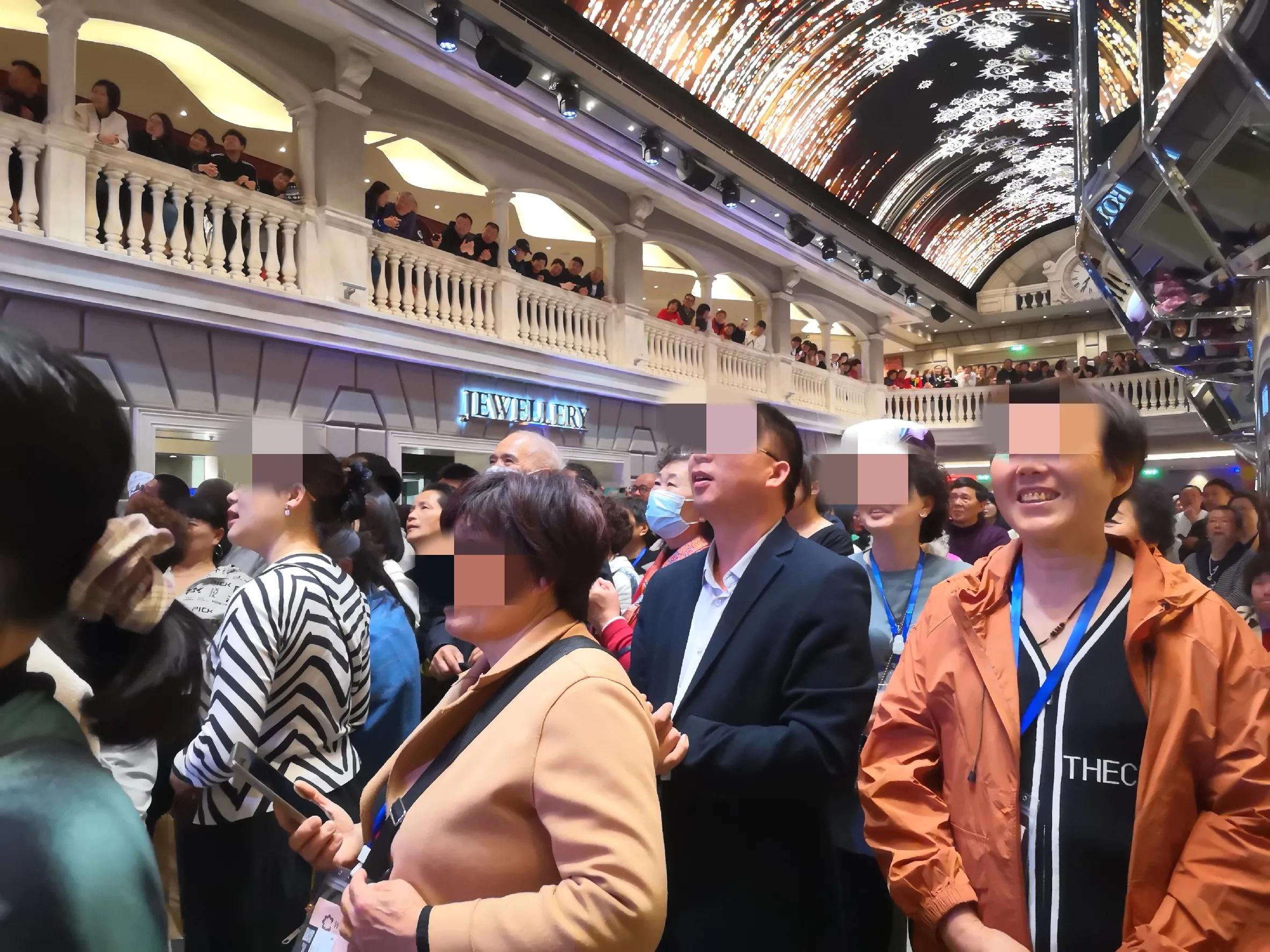 乘坐荣耀号邮轮,上海荣耀号邮轮首航大妈