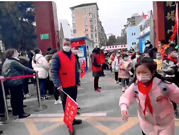 爱心学校志愿者护学岗活动,校门口家长志愿者护学