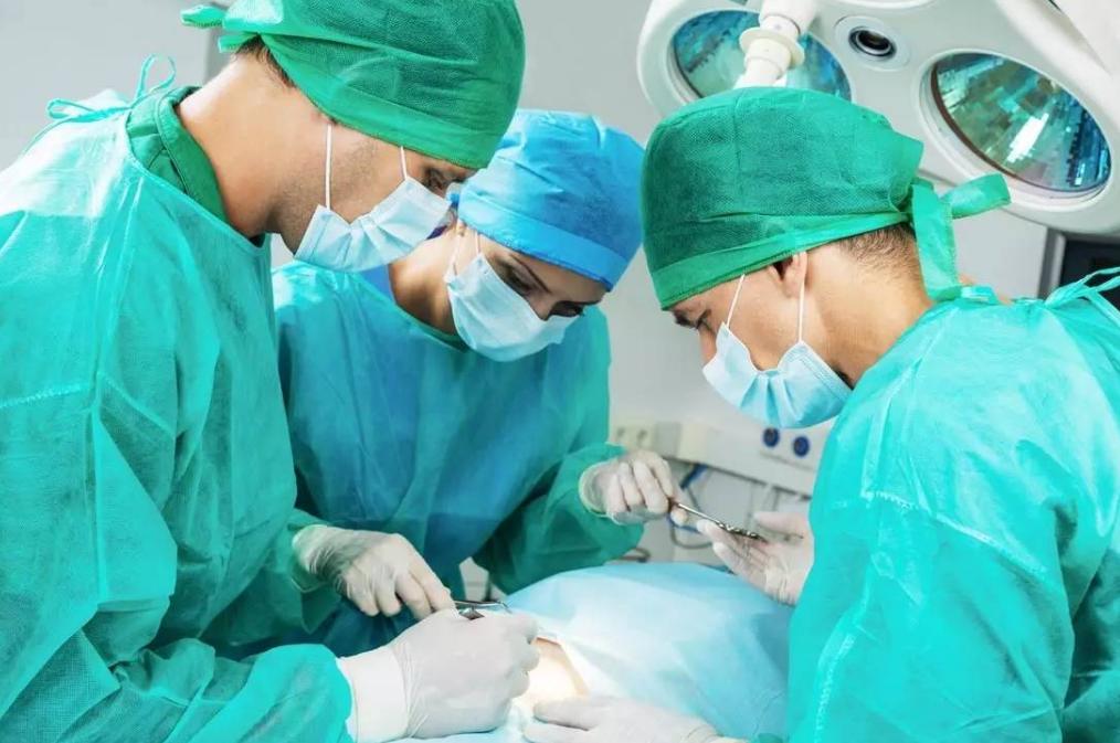 月经“堵”在阴道大半年，积了一瓶矿泉水那么多